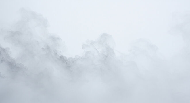 Volutes de fum�e grise doucement �clair�es par une lumi�re diffuse cr�ant une atmosph�re sereine et myst�rieuse. AI Generated