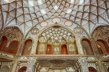Obraz premium Kashan, Iran - 9 3 2024: Beautiful ceiling of Borujerdi house. Geometrical architecture design of a historical Iranian house.