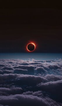 Kosmische Stille &ndash; verfinsterter Mond &uuml;ber violett-blauen Wolken