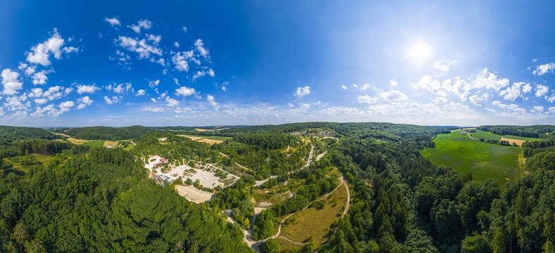 Ein Steinbruchgel&auml;nde in der Fr&auml;nkischen Alb in Mittelfranken von oben