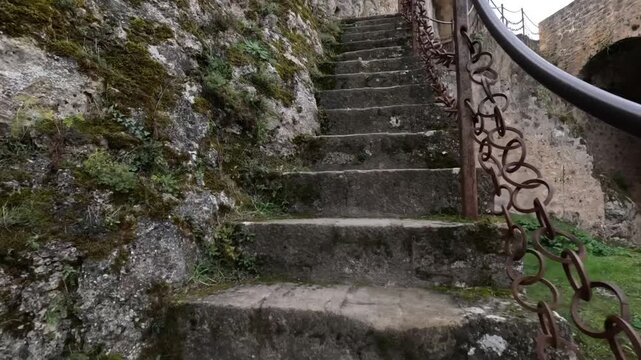 POV subiendo una escalera exterior del Castillo de Fr&iacute;as