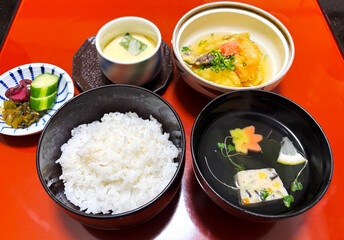 ご飯と吸い物、茶碗蒸しと揚げ出し茄子、日本料理