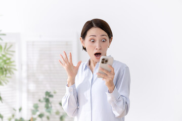 驚く女性　スマホ