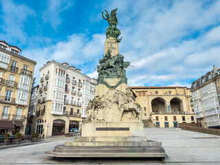 Fototapeta premium View of Plaza de la Virgen Blanca in Vitoria-Gasteiz, Spain, featuring the Battle of Vitoria Monument. Historic architecture surrounds the square, creating a classic Basque urban landmark scene. 