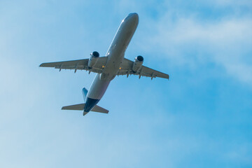 Fliegendes Flugzeug an blauen Himmel
