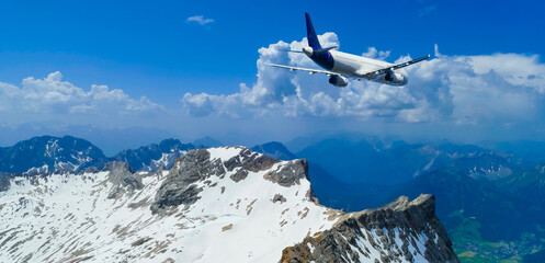 Flugzeug &uuml;ber Schneeferner Zugspitze Deutschland