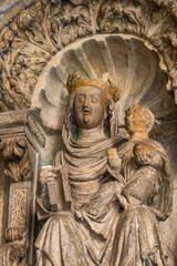 Obraz premium Statue of Madonna and Child in the Basilica of Saint Anthony in Padua