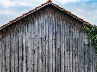 Verwitterte Bretterwand einer alten H&uuml;tte