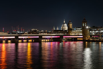 Obraz premium City skyline with illuminated bridge at night