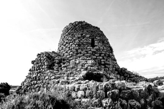 Archeologia in bianco e nero.Nuraghe Santa Barbara, Macomer. Sardegna, Italia