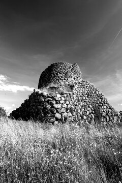 Archeologia in bianco e nero.Nuraghe Santa Barbara, Macomer. Sardegna, Italia