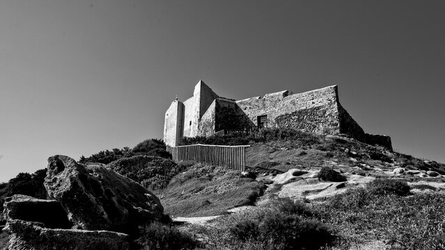 Archeologia in bianco e nero.La Fortezza Vecchia,Sorta, come quasi tutte le strutture militari costiere, per difendere il litorale dalle incursioni barbaresche. Villa Simius,Cagliari,Sardegna,Italy