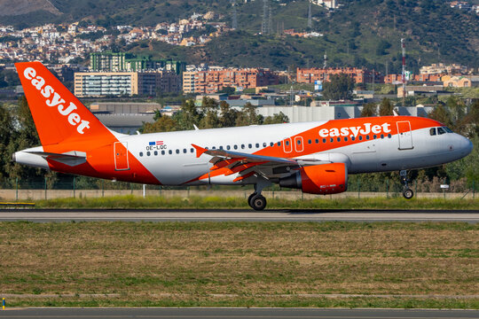 Avi&oacute;n de l&iacute;nea Airbus A319 de la aerol&iacute;nea de bajo coste Easyjet Europe aterrizando en el aeropuerto de M&aacute;laga Costa del Sol con matr&iacute;cula OE-LQC.