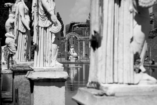 Archeologia in bianco e nero.L'area archeologica di Villa Adriana, dimora del famoso imperatore romano situata nei pressi di Tivoli, alle porte di Roma. Lazio,Italia