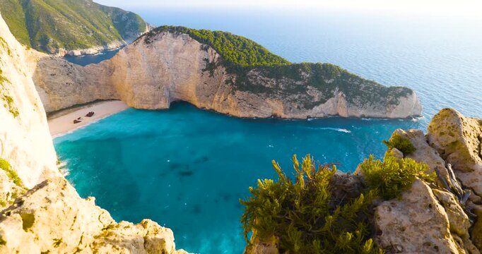 Navagio Beach im Sommer am Tag, t&uuml;rkisblaues Wasser und helle Kalksteinklippen um die bekannte Bucht, ruhige K&uuml;stenlandschaft bei klarer Sicht auf Zakynthos