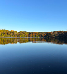 伊豆高原：紅葉が湖面に映る一碧湖