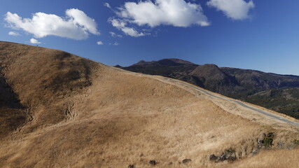 伊豆高原：大室山の噴火口にある遊歩道（冬）