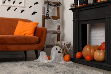 Obraz premium Sofa and fireplace in living room decorated for Halloween party