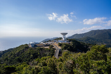 衛星ヶ丘展望台から見る内之浦宇宙空間観測所（肝付町） © 啓 桑原