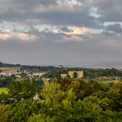 Naklejka premium Blick von oben auf die Teile der Stadt Bayreuth und den roten Hügel