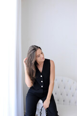 Mulher de neg&oacute;cios usando bolsa e roupas da moda 