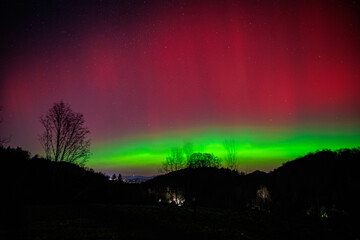 Barwna czerwono zielona zorza polarna z widokiem na Jelenią Górę, Karonosze, Rudawy Janowickie, nad Dolnym Śląskiem © krzys ser