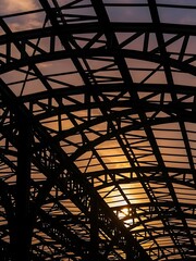 Fototapeta premium Intricate architectural framework under a tranquil sunset sky
