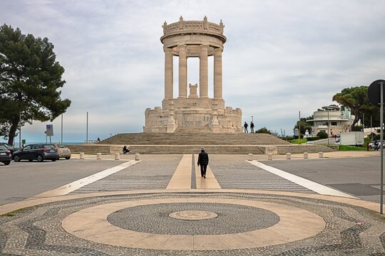 ancona, italien - piazza am denkmal f&uuml;r die gefallenen des ersten weltkriegs