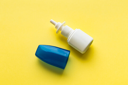 鼻炎や花粉症のための点鼻薬　黄色背景