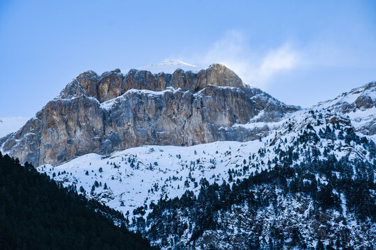 Valle de Bujaruelo (Huesca), con sus preciosas monta&ntilde;as nevadas. 