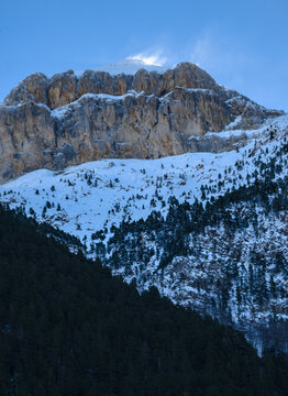Valle de Bujaruelo (Huesca), con sus preciosas monta&ntilde;as nevadas. 