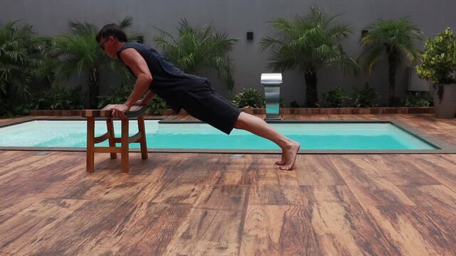 homem faz flex&otilde;es treino de muscula&ccedil;&atilde;o em casa 
