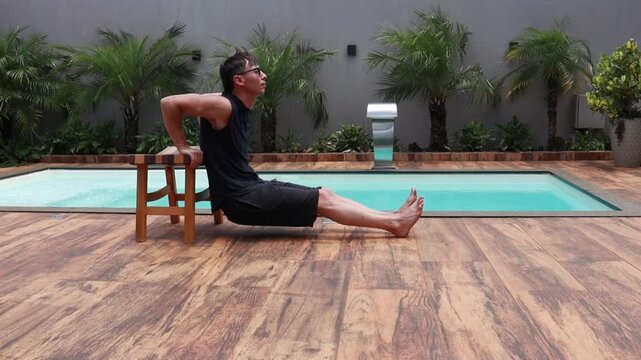 homem faz treino de calistenia em casa 