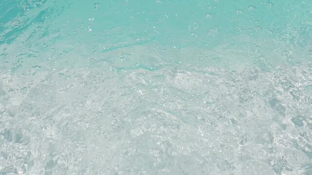 &aacute;gua transparente turquesa de piscina 