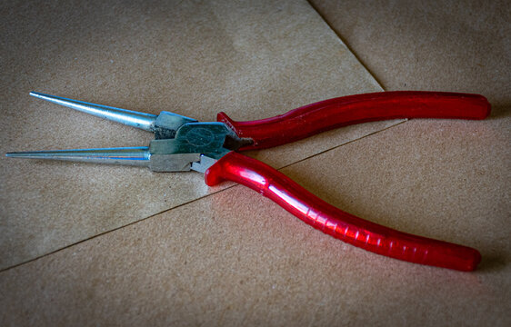 alicate de bico com cabo vermelho