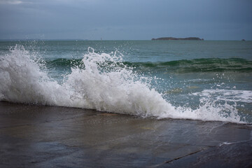 Fototapeta premium Saint-Malo - vagues et grandes marées, submersion