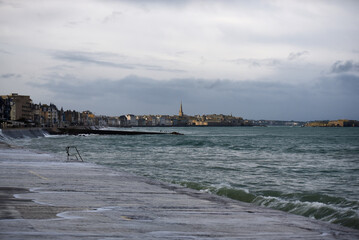 Obraz premium Saint-Malo - vagues et grandes marées
