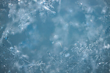 Obraz premium Close-up view of intricate snowflakes on a blue background, showcasing the unique crystalline structures and patterns of winter precipitation in a natural setting