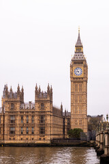 Obraz premium Elizabeth Tower and Parliament, iconic landmarks shaping London's historic skyline along the River Thames
