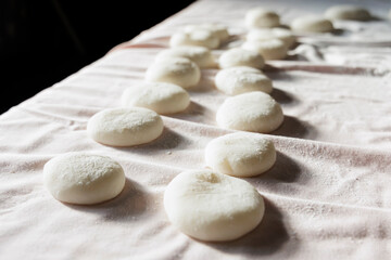 伝統的な方法で作られ、きれいに並べられた手作りの餅
