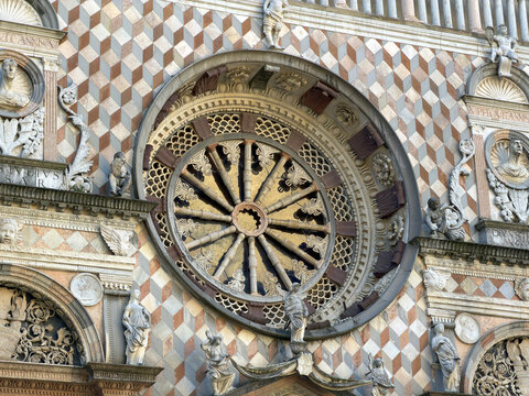 rosone della basilica di santa maria maggiore a bergamo in italia