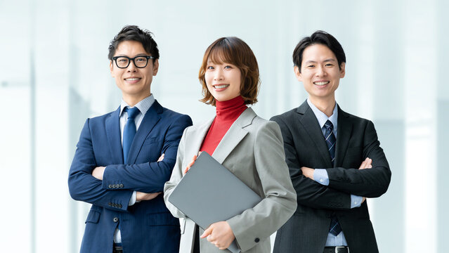 笑顔で並ぶ3人の日本人ビジネスチーム, Smiling Japanese business team standing together