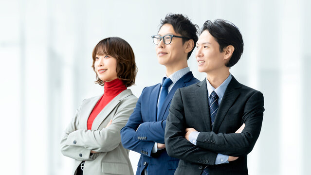 未来を見据える3人の日本人ビジネスチーム, Japanese business team looking toward the future