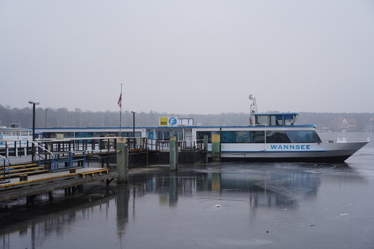 Die moderne Elektro-F&auml;hre "Wannsee" der BVG liegt festgefroren im Eis des Wannsees. Der F&auml;hrbetrieb der Linie F10 ist wetterbedingt unterbrochen. Berlin, 24.01.2026