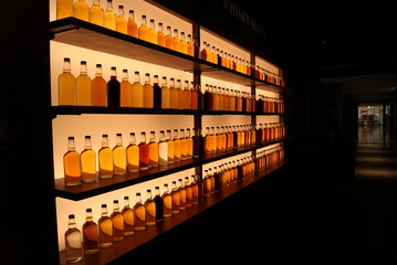 照明棚に並ぶウイスキーボトルの様子