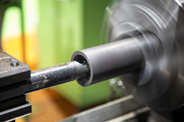 旋盤による金属パーツの内径切削加工と高速回転するワークの質感