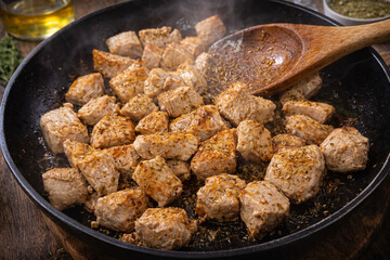 Morceaux de porc en cours de cuisson &agrave; la po&ecirc;le