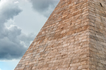 Pir&aacute;mide de Cestia en Roma, Italia