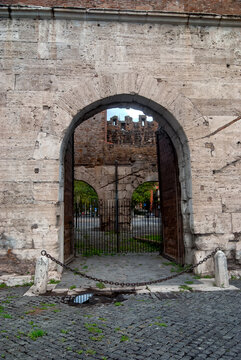 Puerta de San Paolo en Roma, Italia