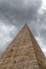 Pir&aacute;mide de Cestia en Roma, Italia